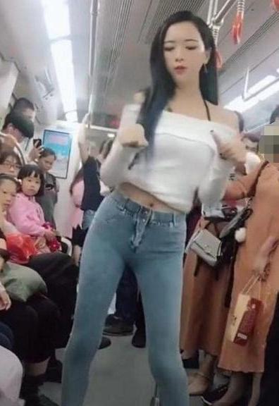 小姐姐地铁上演“社会摇”,一旁的大妈看呆,