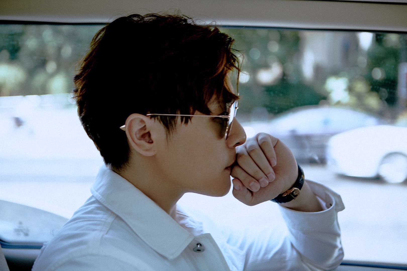 万思维空降南京宣传新剧 现场为柴碧云剥小龙虾