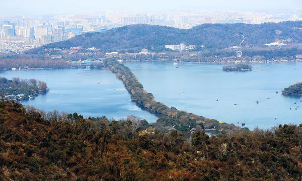 苏东坡曾经两次在杭州西湖做官。苏堤就是他主持修建的，从西湖南岸南屏山麓，到西湖北岸栖霞岭，全长近三公里。长堤卧波，给西湖增添了一道妩媚的风景线。  视觉中国 资料图