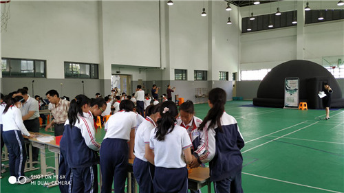 闵行区科技馆流动科技馆巡展上宝中学站：科技引领学生成长