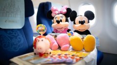 东航空中举办六一儿童节活动 三架迪斯尼彩绘飞