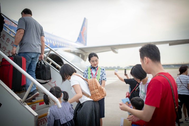 东航空中举办六一儿童节活动 三架迪斯尼彩绘飞