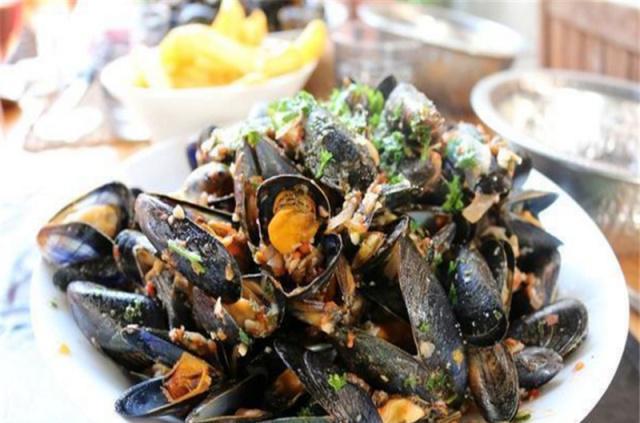 游玩去养马岛,捡拾贝壳放松心情,还可以品尝