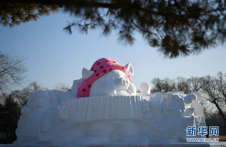 （社会）（1）12米高“小猪”亮相雪博会