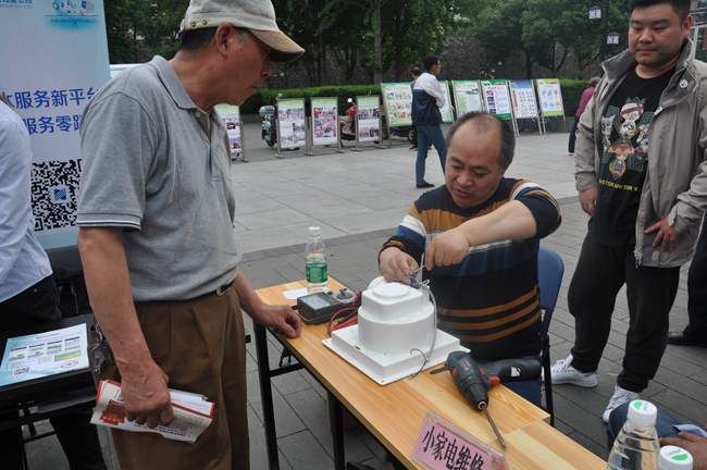 有政策咨询也有便民服务，城墙下的这场广场活