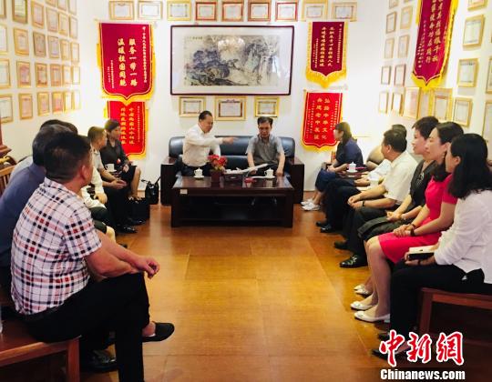 图为拜访中国驻琅勃拉邦总领馆。　李小清 摄