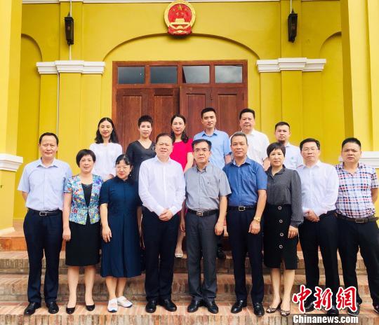 图为合影留念。　李小清 摄