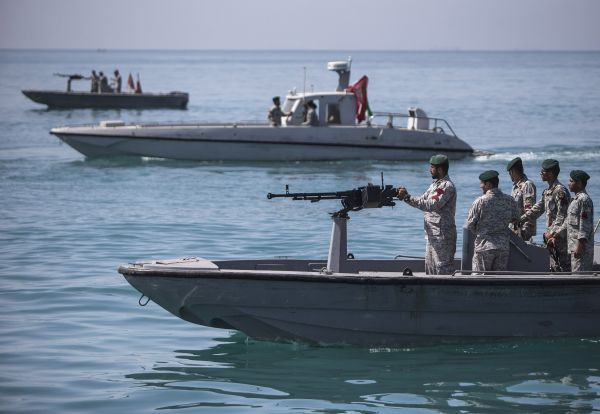 资料图片：2019年4月30日，伊朗士兵在霍尔木兹海峡巡逻。新华社发