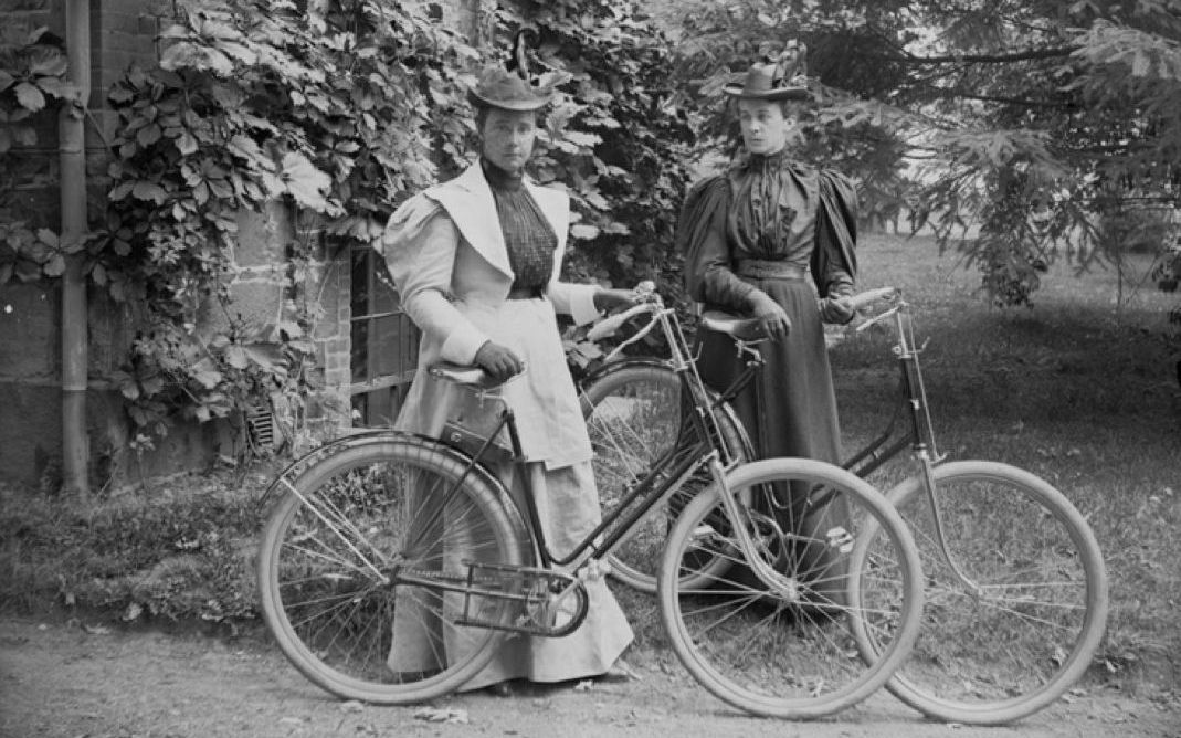 自行车曾是女性解放的重要途径｜世界自行车日
