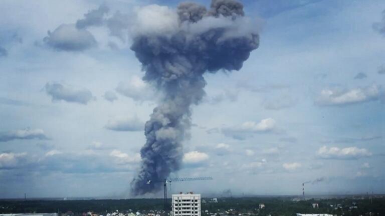 俄一家炸药厂发生两起大爆炸 城市上空浓烟滚滚