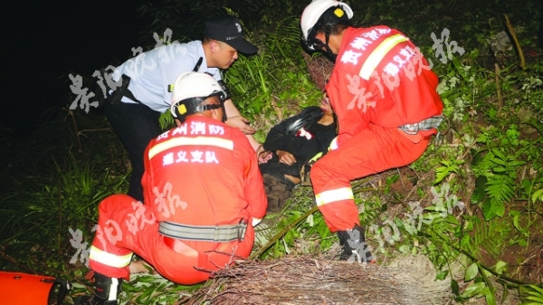 骑摩托车撞上护栏 摔下20米高桥 两少年奇迹生还