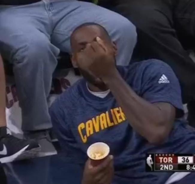 NBA球员中场休息趣事:姚明急于补充能量,詹姆