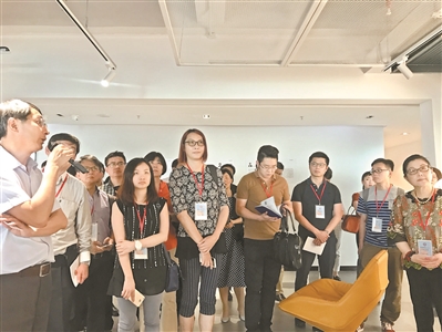 香港科技人才交流团在落地广州开发区的香港科技企业考察调研。