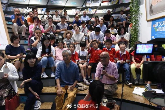 视频惊心！正常行驶的...