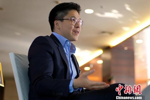 霍启刚：粤港澳大湾区打开一扇门，港青应寻更