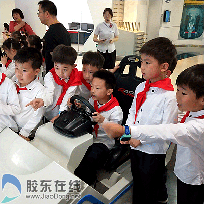 孩子们感受科技的神奇