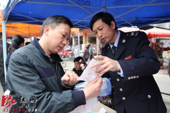 湘西地税系统积极开展“税收政策咨询日”活动(组图)