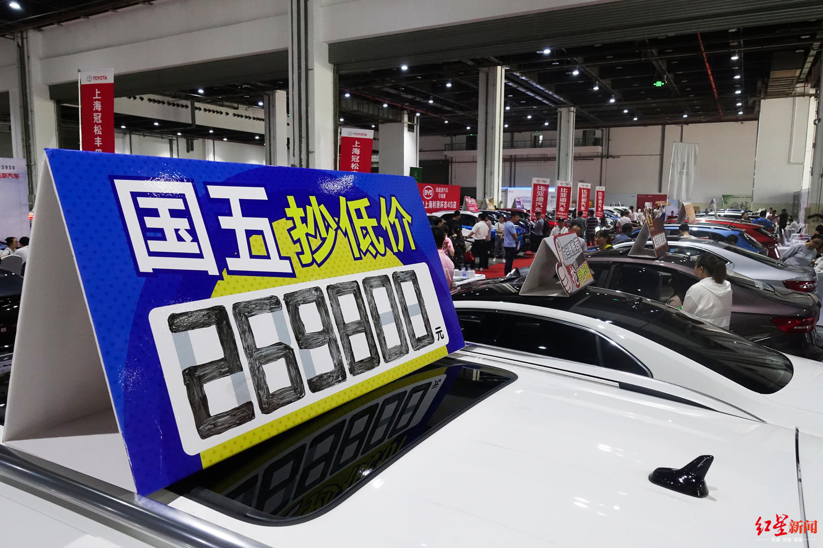 成都经销商清仓“国五车”消费者端午小长假抄底买车忙