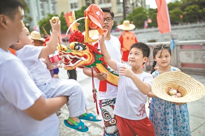 龙船鼓响 飞舸击浪