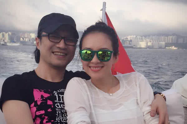章子怡婚后趣事多，一不小心喝烟灰，汪峰用7个