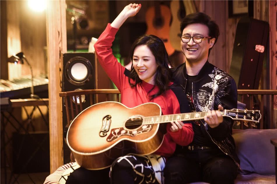 章子怡婚后趣事多，一不小心喝烟灰，汪峰用7个