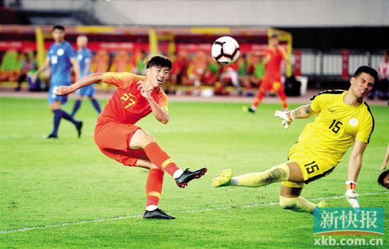 ■杨旭（左）本场上阵81分钟。 新快报记者孙毅/摄