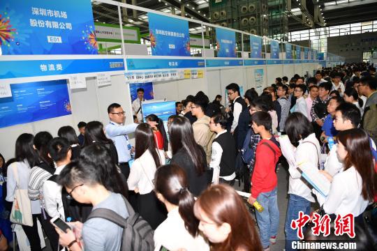 第十五届中国国际人才交流大会现场。　陈文 摄