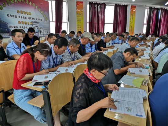 280名机动车驾驶教练员在华山职校参加职业技能鉴定培训班