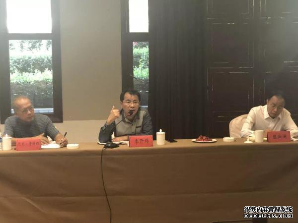 将更多的科技人才、智力资源引进桃城
