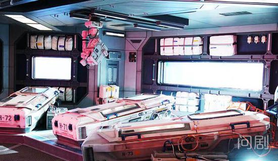 流浪地球的幕后趣事 休眠舱其实是人工操作502胶经常用到