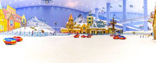 此外，广州融创雪世界有世界超大的室内娱雪区。1.7万平方米的超大娱雪区，为非滑雪宾客提供了炫彩冰雕、雪上飞碟、冰上碰碰车等一系列冰雪游乐项目，游客既可以体验滑雪亦可享受多种雪上乐趣。