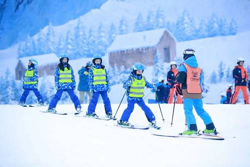 开营仪式中，滑雪少年相聚在一起，不仅对滑雪姿势、滑雪装备会有基础的认知，还能通过互动小游戏结识一群滑雪小伙伴，在世界乐园里不断进步成长。