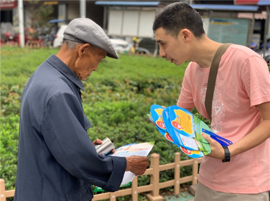 丹棱县：政策宣传进场镇 百姓养老有保证