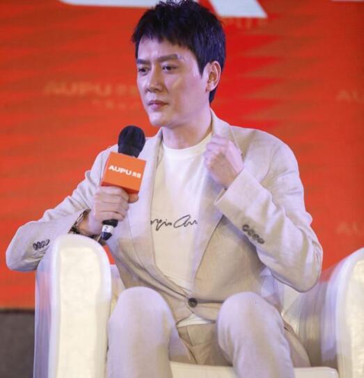 冯绍峰分享赵丽颖趣事，大赞其独自带娃有责任