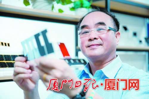 陈锦裕展示公司研发的石墨烯散热产品。（本报记者 黄 嵘 摄）