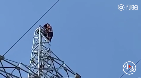 郑州女子爬上40米塔吊 消防小哥苦口婆心劝了4小时