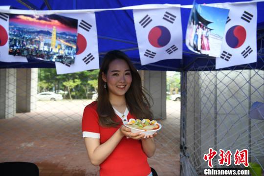 韩国留学生带来自己国家的美食 张瑶 摄