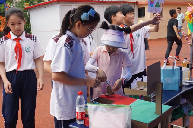 市南区举办“科技志愿者在行动”暨青岛香港路小学第二届科技节