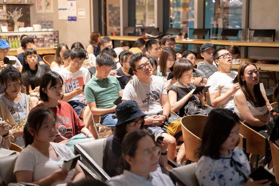 沙鸥诗集《让一切光源都熄灭》分享会现场