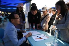 2019年西藏夏季高校毕业生专场招聘会见闻：一手送政策 一手送岗位