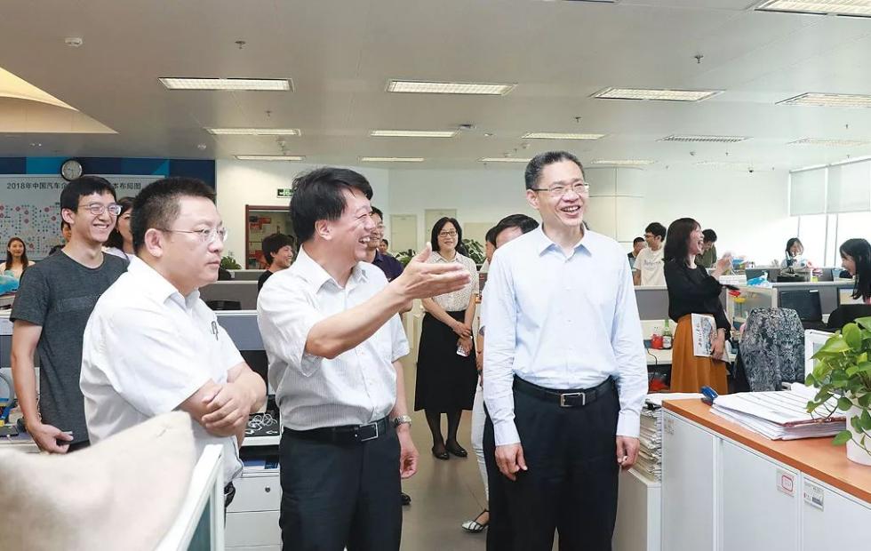 人民日报社副总编辑方江山调研中国汽车报 出席
