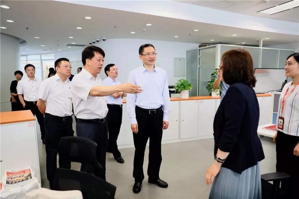 人民日报社副总编辑方江山调研中国汽车报 出席