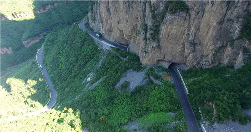 云台山这条悬崖上的公路隧洞堪称奇迹 老司机来