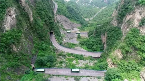 云台山这条悬崖上的公路隧洞堪称奇迹 老司机来