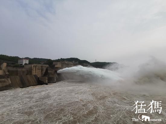 惊涛拍岸!黄河小浪底昨日开闸泄洪巨瀑滔天场面壮观