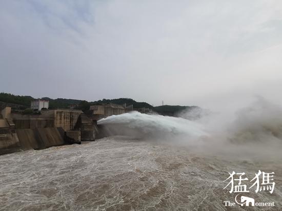 惊涛拍岸!黄河小浪底昨日开闸泄洪巨瀑滔天场面壮观