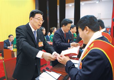 西藏自治區第八批優秀援藏干部人才表彰大會召開吳英杰洛桑江村齊扎拉出席