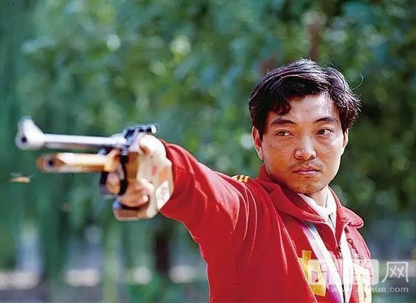 “神枪手”扎根青岛 青岛科技大学聘任奥运冠军做教授(图)