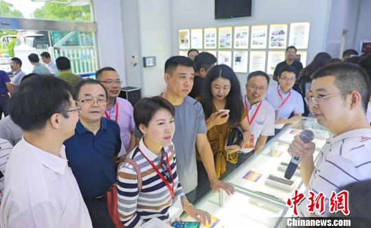 新侨人士参观考察宜都东阳光冬虫夏草基地 王念慈 摄