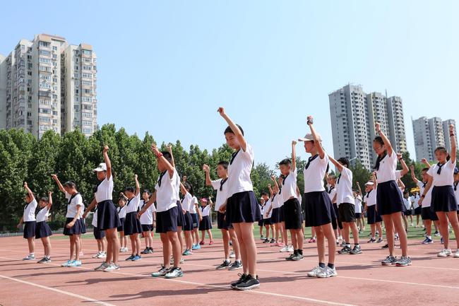 中网球童暨中网小画家选拔走进北京市育新学校